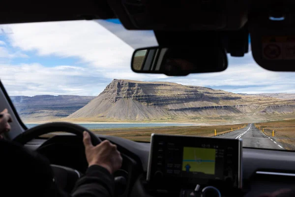 从车内司机到挡风玻璃的冰岛环路自然景观透视 — 图库照片