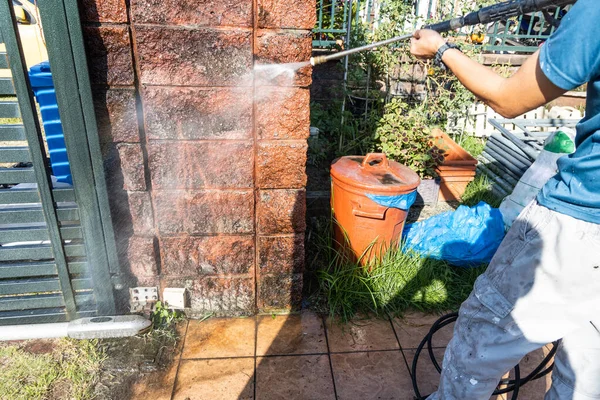 Работник Использующий Водяной Аэрозоль Высокого Давления Мытья Очистки Грязной Стены — стоковое фото