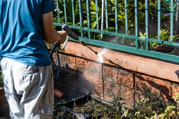 Trabajador Que Usa Pistola Chorro Agua Alta Presión Para Lavar —  Fotos de Stock