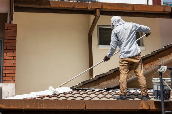 Arbeiter Tragen Grundierung Auf Dach Mit Walze Als Grundierung Bei — Stockfoto