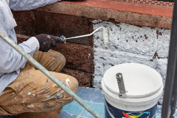 Malerarbeiter Trägt Bei Sanierung Von Wohnhaus Mit Walze Grundierung Auf — Stockfoto