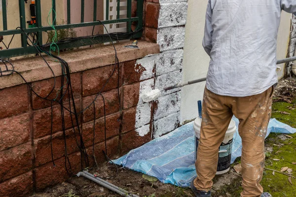 Malerarbeiter Trägt Bei Sanierung Von Wohnhaus Mit Walze Grundierung Auf — Stockfoto