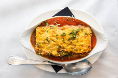 Lokantada oval tabakta servis edilen leziz İtalyan klasik biftek lazanyası.