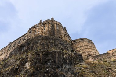 Edinburgh Şatosu Edinburgh, İskoçya 'da tarihi bir kaledir. Castle Rock 'ta duruyor ve popüler bir turistik ilgi odağı.
