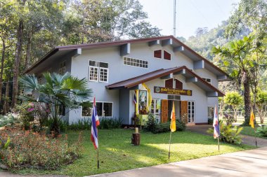 MAE HONG SON, THAILAND, 10 Mart 2023 Tham Nam Lod 'un Ziyaretçi Merkezi, dahili nehri olan bir arkeolojik mağara sistemi. Tham Lod Mağarası 'nın açılış saatleri sabah 9: 00 arası. ve akşam 6: 00..