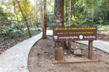 MAE HONG SON, THAILAND, 10 Mart 2023 Tham Nam Lod 'daki yürüyüş yolu. Mağara, kano, vadileri ve kireçtaşı kayalıklarıyla güzel manzarayı keşfetme imkanı sunuyor..