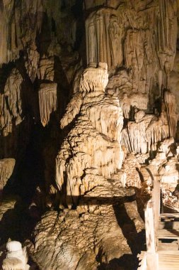 Mae Hong Son 'daki Tham Nam Lod mağaraları büyük odasında güzel dikit ve sarkıt oluşumları sunar.