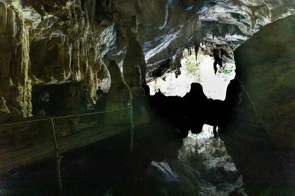 泰国Mae Hong Son省的Tham Nam Lod旅游胜地在其巨大的房间里提供美丽的石笋和钟乳石形成 — 图库照片