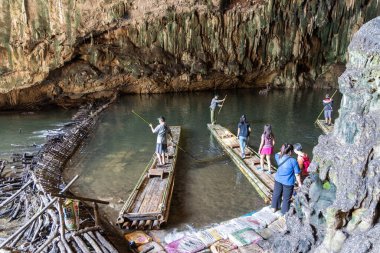 MAE HONG SON, THAILAND, 10 Mart 2023: Tayland 'daki Tham Nam Loc mağara sisteminde bambu sallara binen turistler