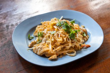 Özgün ve sade Pad Thai servis edilmiyor. Tayland 'ın popüler sokak yemekleri. Kızarmış pirinç eriştesi, karides, domuz ya da tavuk..