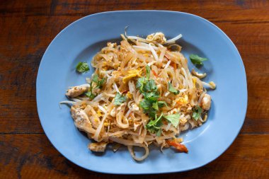 Otantik ve sade, servis edilmeyen fırfırsız Tayland yemekleri. Tayland 'ın popüler sokak yemekleri. Kızarmış pirinç eriştesi, karides, domuz ya da tavuk..