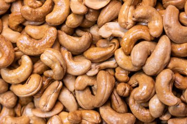 Tayland 'da sokak tezgahında sergilenen kızartılmış organik fındık.