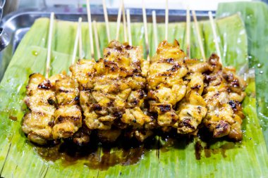 Moo Ping ya da domuz satay Tayland 'da fıstık soslu popüler bir sokak yemeğidir..