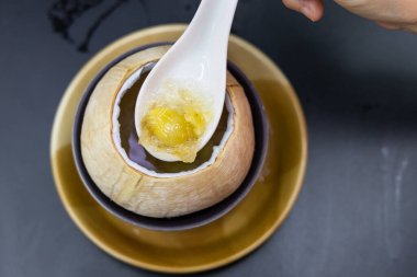 Gingko ile kuş yuvası, Bangkok 'ta hindistan cevizi kabininde çifte kaynatılmış. Çinliler arasında, geleneksel Çin tıbbında acı giderici bir yan etkisi olduğuna inanılıyor..