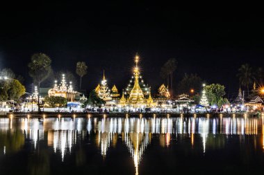 Mae Hong Son Tayland 'da güzel ışıklandırılmış Wat Chong Kham gölden yansıyan yansımasıyla