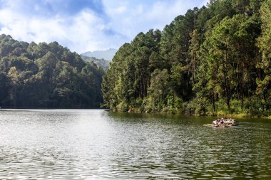 Pang Ung, Tayland 'ın kuzeyindeki Mae Hong Son eyaletinde yer alan bir turistik merkezdir..