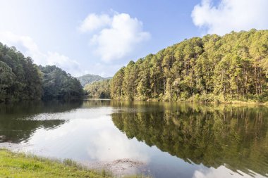 Pang Ung, Tayland 'ın kuzeyindeki Mae Hong Son eyaletinde yer alan bir turistik merkezdir..