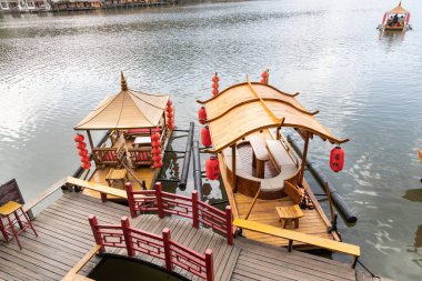 Ban Rak Thai, Tayland 'ın Mae Hong Son eyaletinde güzel bir köydür. Geleneksel tekneler manzaralı gölün tadını çıkarmak için kiralanabilir.