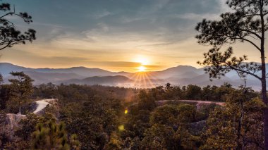 Pai Canyon 'da güzel bir gün batımı, Mae Hong Son vilayetinde bir eğlence, Kuzey Tayland