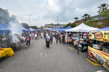 SHAH ALAM, MALAYSIA, 27 Mart 2023: Ramazan sokak pazarı, satıcılarla birlikte akşamları Müslüman müşterilerin oruç tutması veya iftar etmesi için çoklu gıda satışı