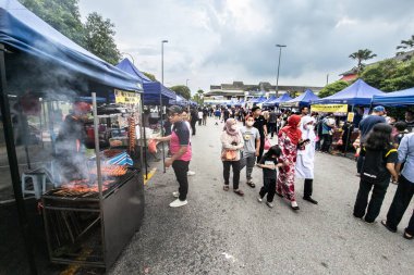 SHAH ALAM, MALAYSIA, 27 Mart 2023: Ramazan sokak pazarı, satıcılarla birlikte akşamları Müslüman müşterilerin oruç tutması veya iftar etmesi için çoklu gıda satışı