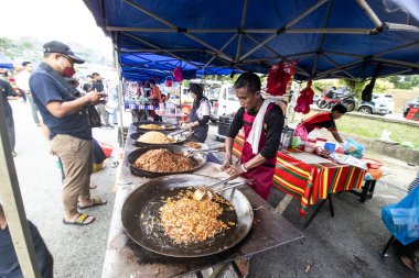 SHAH ALAM, MALAYSIA, 27 Mart 2023: Ramazan sokak pazarı, satıcılarla birlikte akşamları Müslüman müşterilerin oruç tutması veya iftar etmesi için çoklu gıda satışı