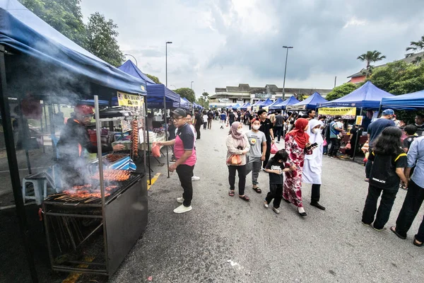 stock image SHAH ALAM, MALAYSIA, MARCH 27, 2023: Ramadan street bazaar with vendors selling multiple food in the evening for Muslim shoppers to break fast or iftar