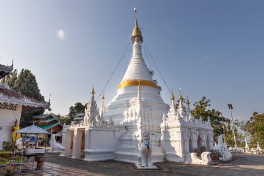 Wat Phrathat Doi Kong Mu eski adıyla Wat Plai Doi olarak bilinen Mae Hong Son bölgesindeki eski bir Tayland Budist tapınağıdır, çünkü deniz seviyesinden 1,300 metre yükseklikte Doi Kong Mu Tepesi üzerindedir.