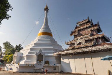 Wat Phrathat Doi Kong Mu eski adıyla Wat Plai Doi olarak bilinen Mae Hong Son bölgesindeki eski bir Tayland Budist tapınağıdır, çünkü deniz seviyesinden 1,300 metre yükseklikte Doi Kong Mu Tepesi üzerindedir.