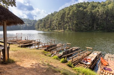 Pang Ung, Tayland 'ın kuzeyindeki Mae Hong Son eyaletinde yer alan bir turistik merkezdir. Bambu sallarında gezinti yapılabilir..