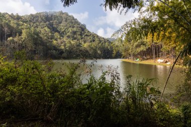 Pang Ung, Tayland 'ın kuzeyindeki Mae Hong Son eyaletinde yer alan bir turistik merkezdir. Turist kamp için bir çadır kiralayabilir ve çevrenin tadını çıkarabilir.