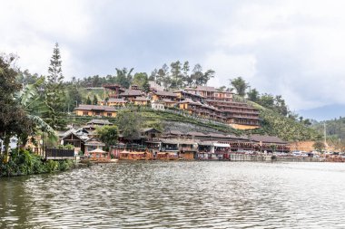 Ban Rak Thai, Tayland 'ın Mae Hong Son eyaletinde güzel bir köydür. Popüler turizm merkezi.