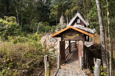 Pai Buddha bambu köprüsü veya Boon Ko Ku pirinç tarlalarından geçerek küçük bir tapınağa kadar 800 metre uzunluğunda bambu yolu uzanıyor. Tay dilinde Wat Pa ve Hoşgeldiniz anlamına gelir..