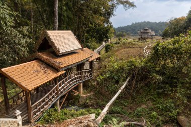 Pai Buddha bambu köprüsü veya Boon Ko Ku pirinç tarlalarından geçerek küçük bir tapınağa kadar 800 metre uzunluğunda bambu yolu uzanıyor. Kuzey Tayland, Pai 'de turizm eğlencesi.