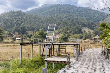 Pai Buddha bambu köprüsündeki yapı ya da Boon Ko Ku So pirinç tarlalarında yürüyüş yolu. İngilizce 'de Cennet Merdivenleri olarak tercüme edilen Tayca kelimeler. Kuzey Tayland.