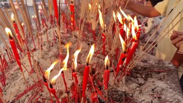 马来西亚清明节期间 人们在寺庙里燃着蜡烛和香 — 图库视频影像