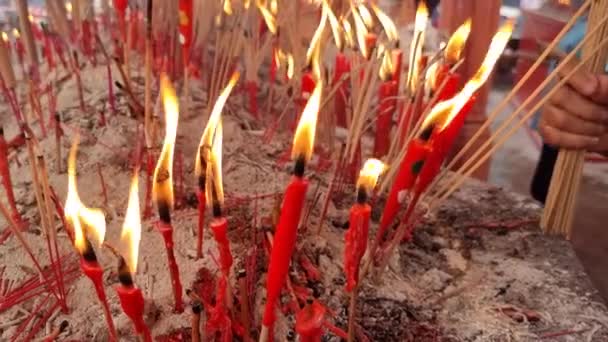 马来西亚清明节期间 人们在庙里放着燃烧的蜡烛和木棍 从右到左 — 图库视频影像