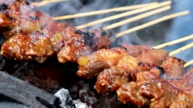 Biftek satayının kapanışı geleneksel ocakla barbekü yapmak ve Malezya 'daki sokak pazarında kömürle ateş etmek.