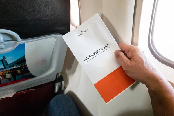 Osobní Držení Airsick Bag Během Letu Případě Pocitu Nevolnosti Pohybu — Stock fotografie