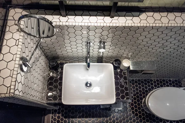 Modern Banyoda Musluğu Olan Zarif Çağdaş Bir Lavabo — Stok fotoğraf