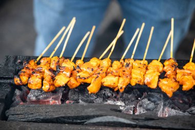 Satay tavuğunun geleneksel ocakla barbekü olması ve Malezya 'da kömürle yakılması