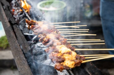 Satay tavuğunun geleneksel ocakla barbekü olması ve Malezya 'da kömürle yakılması