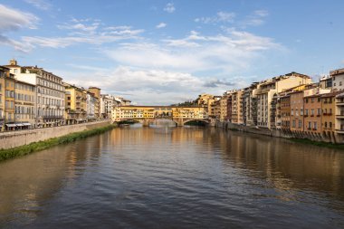 Floransa 'daki Arno nehri, uzaktan kumandalı tarihi köprü Ponte Vecchio ile birlikte. Popüler turizm merkezi.