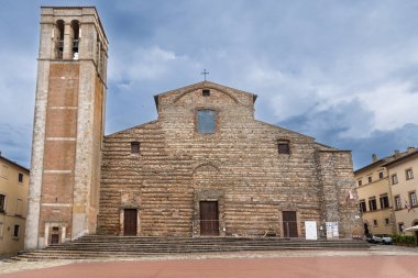 İtalya 'daki Montepulciano Katedrali, adını Santa Maria Assunta' dan almıştır, Montepulcino 'nun en yüksek noktasında, güzel bir meydanda durmaktadır..
