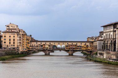 Ponte Vecchio, Floransa, Toskana 'daki Arno nehri üzerindeki tarihi ve ikonik eski köprü bulutlu bir günde. Popüler turizm merkezi