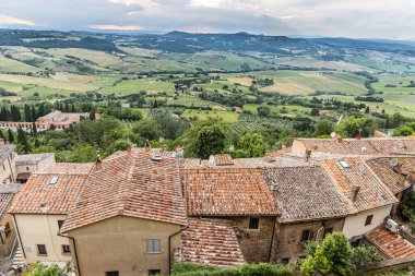 İtalya 'nın antik Montepulciano kentinden Toskana kırsalının manzaralı ve manzaralı yuvarlanan tepeleri ve tarım arazileri