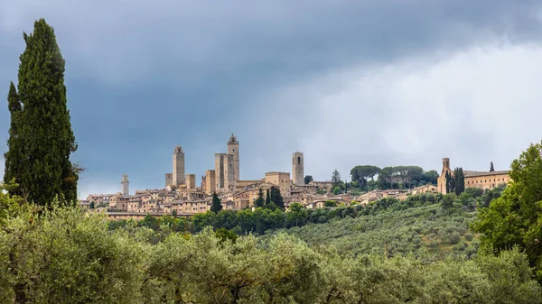 stock image Panoramic view of San Gimignano, an ancient town in Tuscany, Italy, with popular towers.