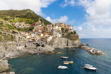 Manarola köyünün manzarası, Cinque Terre yürüyüş yolu boyunca İtalya 'da turizm merkezi olarak popüler olan beş köyden biri.