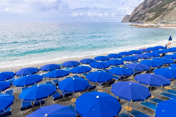 Színes Esernyők Székek Mentén Strand Előtt Monterosso Tengerparti Üdvözlő Turista — Stock Fotó