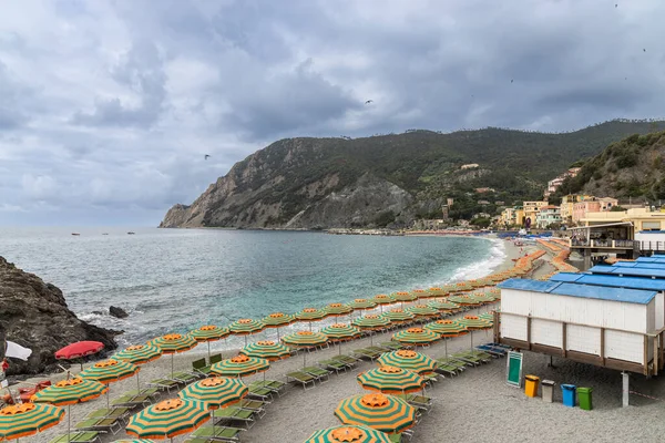 Színes Esernyők Székek Mentén Strand Előtt Monterosso Tengerparti Üdvözlő Turista — Stock Fotó